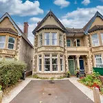 Boutique Flat - Parking - Sleeps 9
