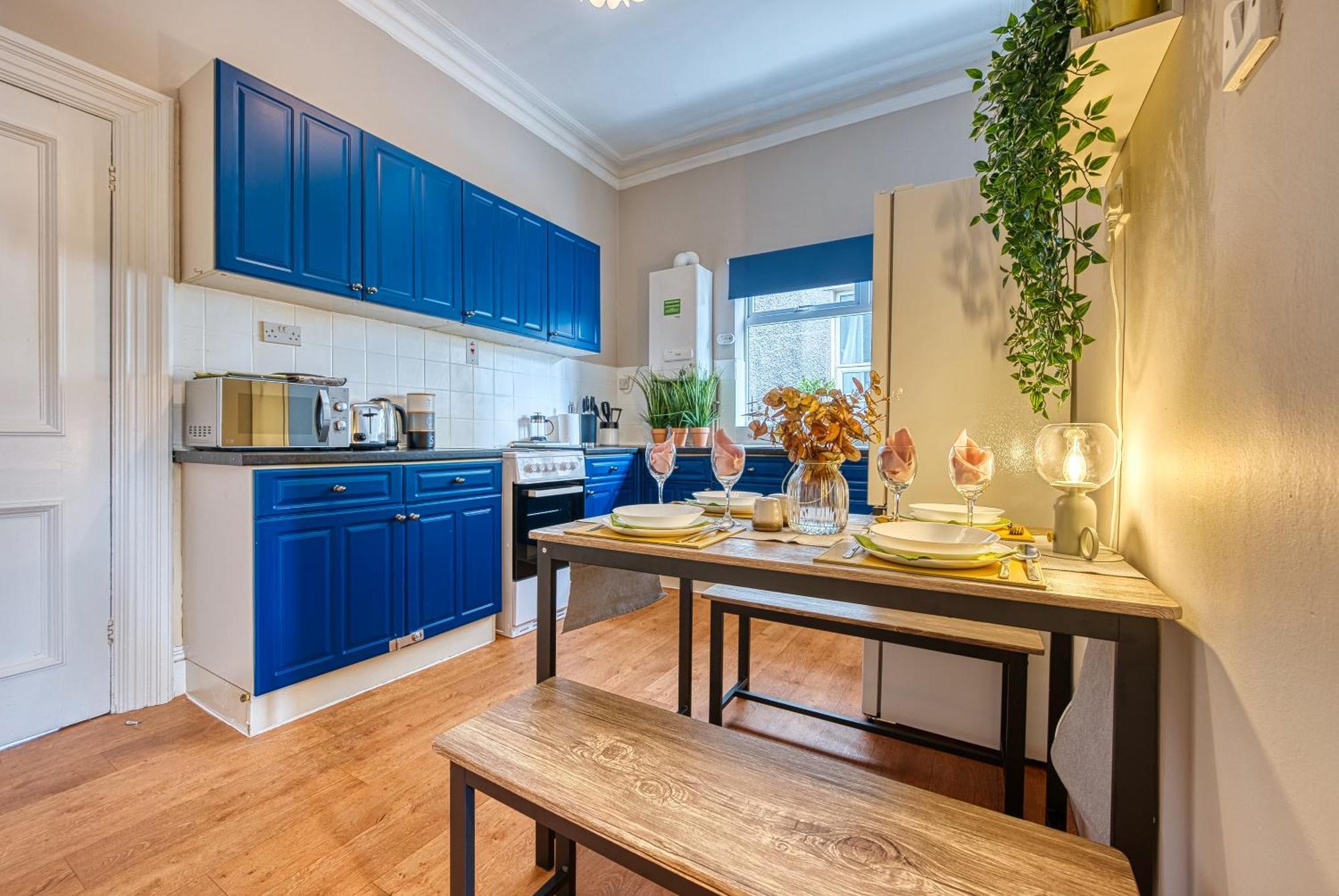 Boutique Flat - Parking - Sleeps 9 Apartament *
