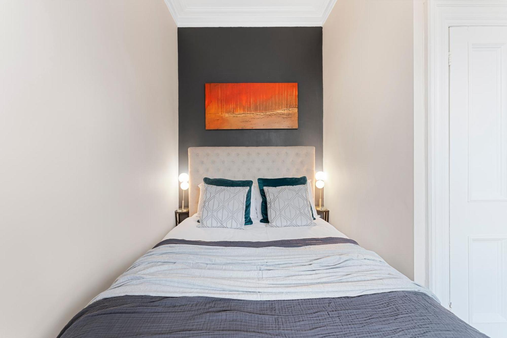 Boutique Flat - Parking - Sleeps 9 Apartament *