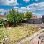 Boutique Flat - Parking - Sleeps 9
