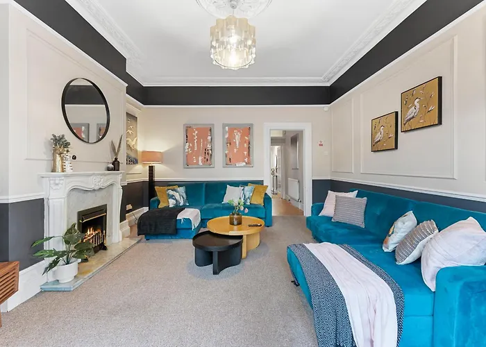 Boutique Flat - Parking - Sleeps 9