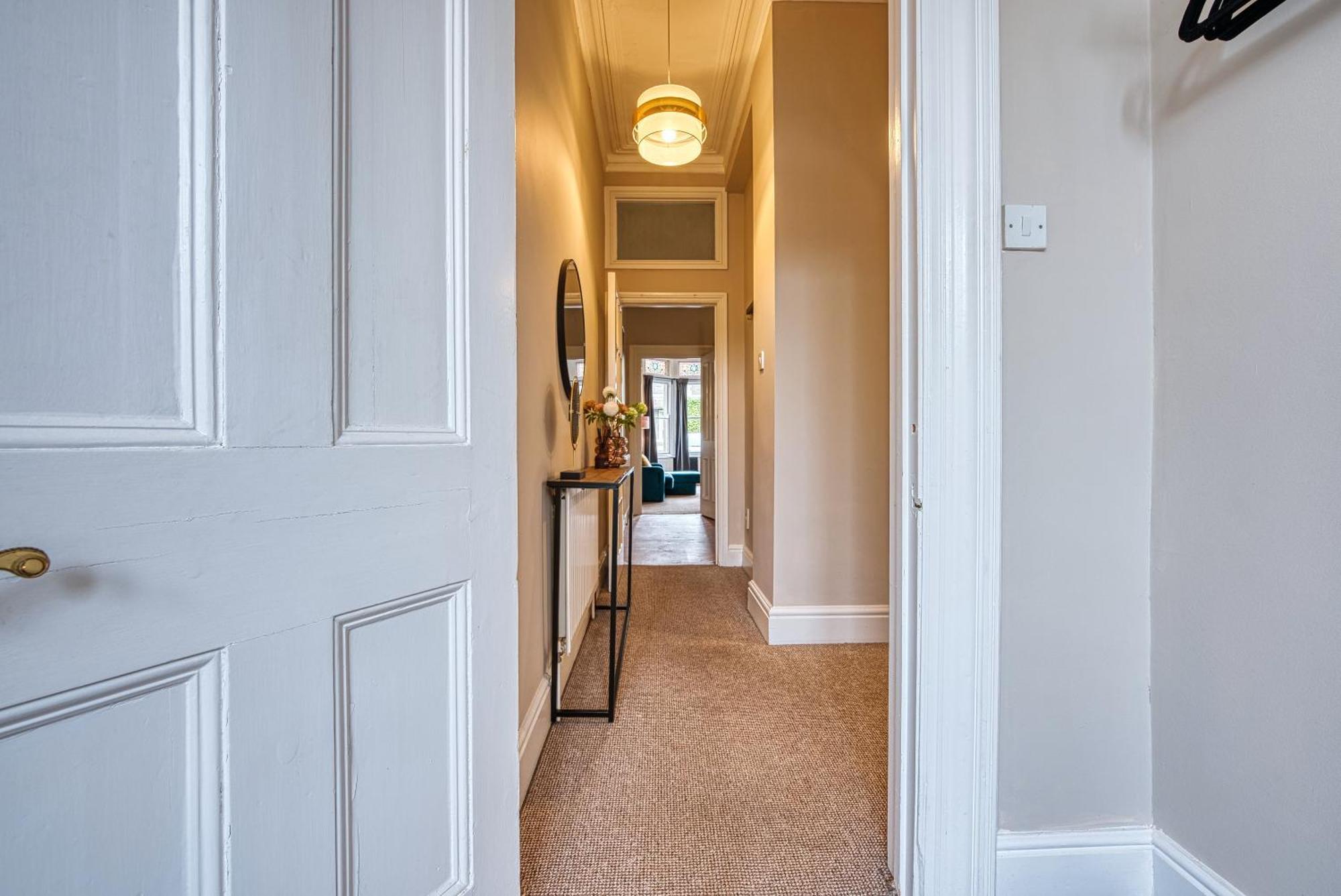 Apartment Boutique Flat - Parking - Sleeps 9