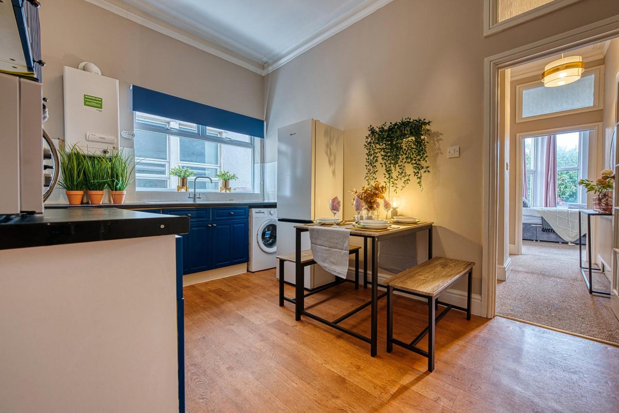 Boutique Flat - Parking - Sleeps 9 Apartment