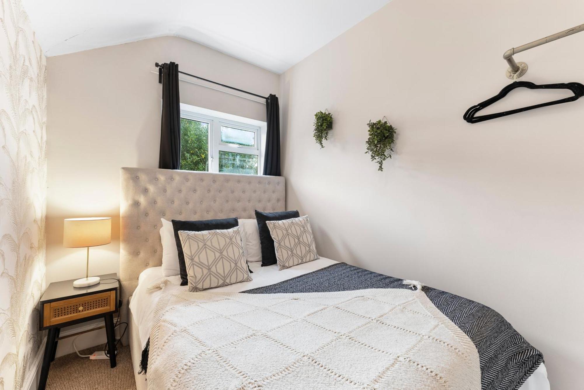Apartment Boutique Flat - Parking - Sleeps 9
