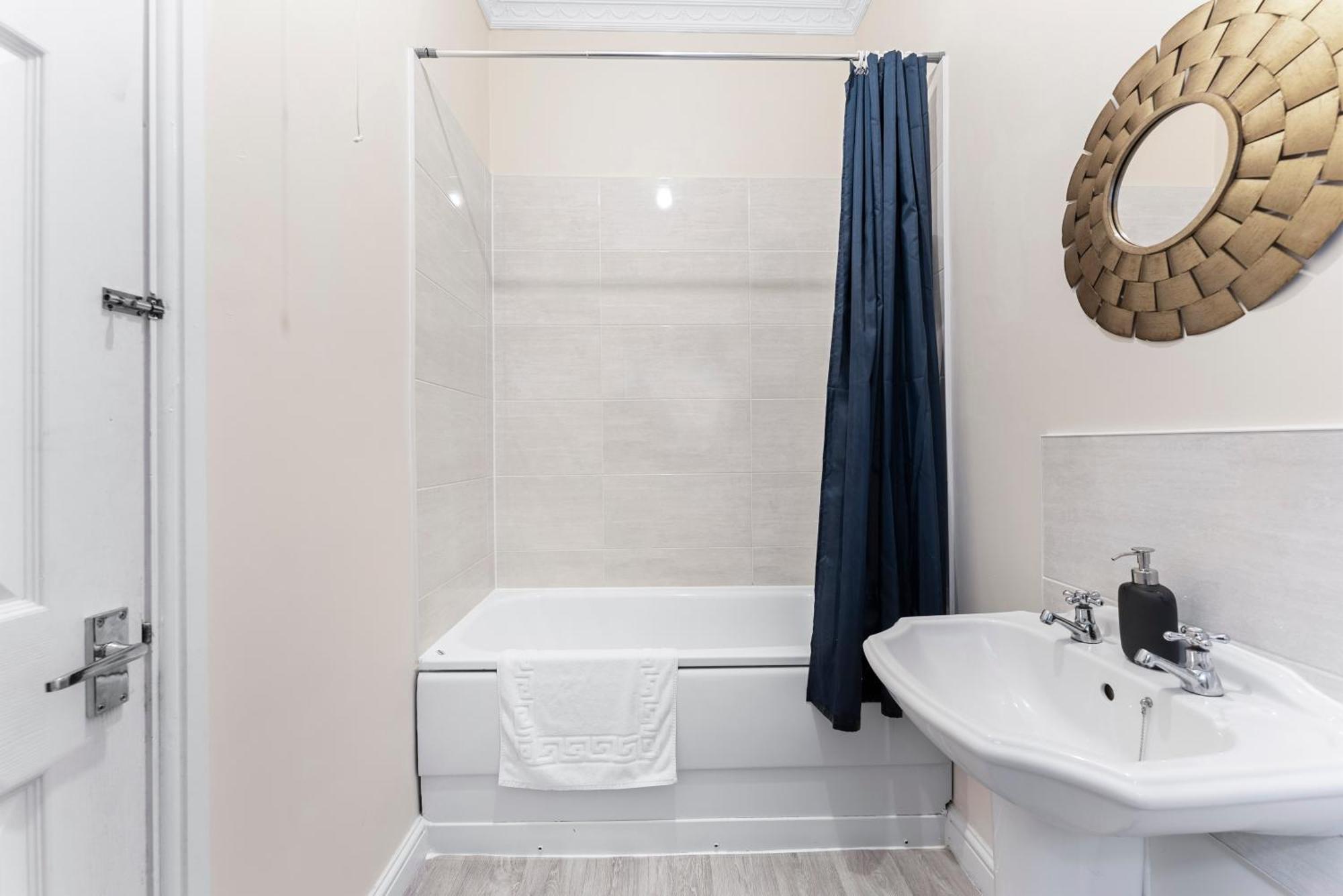Boutique Flat - Parking - Sleeps 9 Bristol